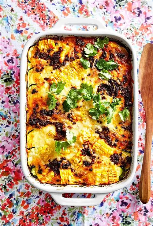 Запеканка из цуккини и чоризо из сладкой кукурузы