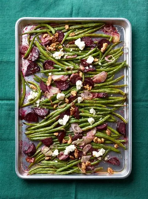 жареная зеленая фасоль с грецкими орехами фета на сковороде