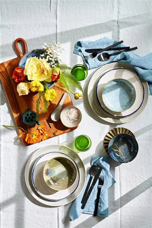 настольный пейзаж с глазурованной посудой и цветочной композицией