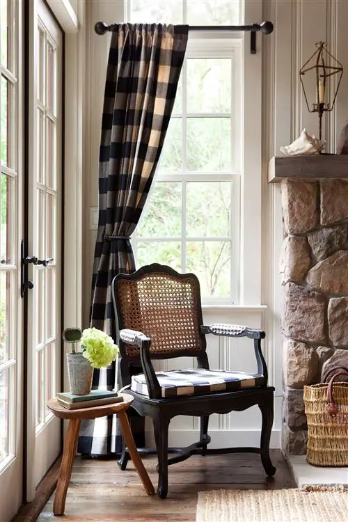 Стул с тростниковой спинкой и темно-синими клетчатыми драпировками на окне