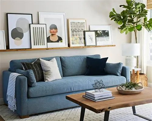 жилое пространство с синим диваном и различными произведениями искусства