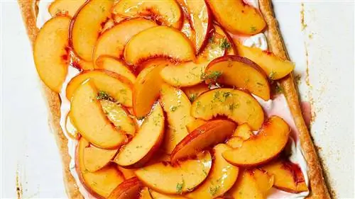 Пикантный пирог с персиками и сливками
