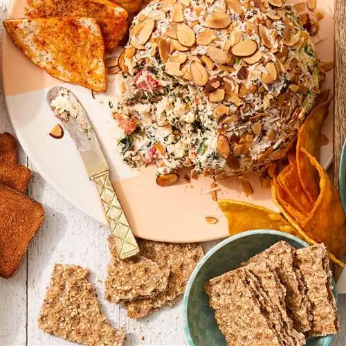 Сырный шарик из шпината и артишоков