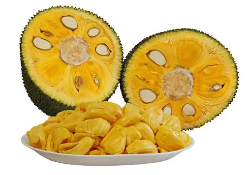 Спелый джекфрут (Artocarpus Heterophyllus), разрезанный на белом фоне