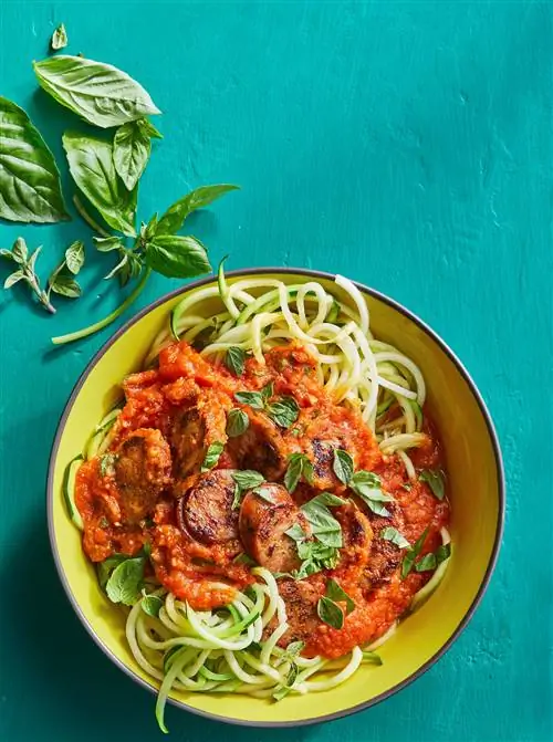 Zoodle Bowls с томатным соусом и колбасой Zoodle Bowls с томатным соусом и колбасой