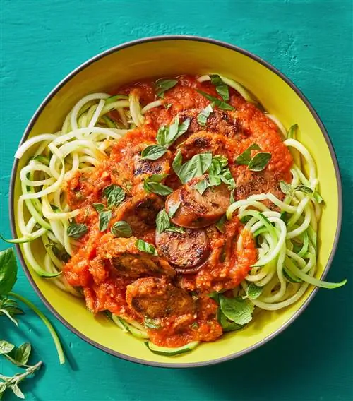Zoodle Bowls с томатным соусом и колбасой