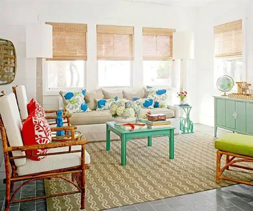 Гостиная с окрашенным зеленым столом