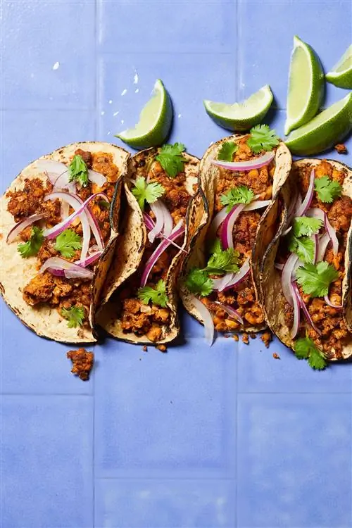 Vegan Chorizo Tacos на синей плитке с дольками лайма