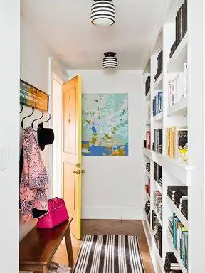 прихожая со скамьей и полками от пола до потолка