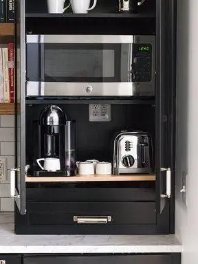 мелкая бытовая техника спрятана в черный шкаф