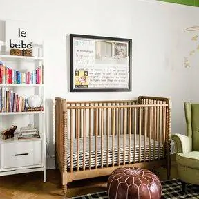 нейтральная древесная детская с приглушенной зеленью