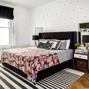 главная спальня с цветами и горошком