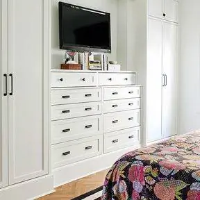 белые нестандартные шкафы и комод