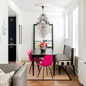 белая современная столовая с винтажной люстрой