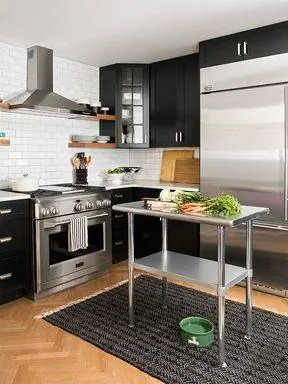 современная кухня из черного и нержавеющей стали