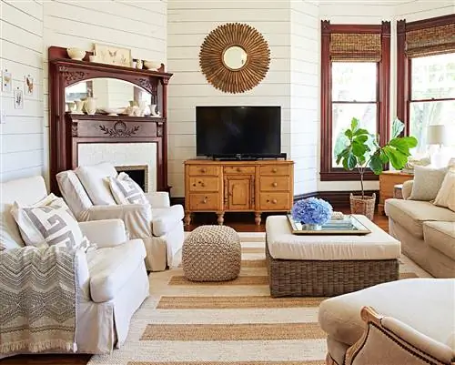 гостиная с камином и плетеной тахтой