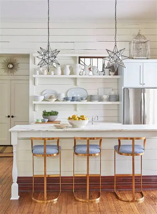 кухонный остров с табуретками и подвесными светильниками