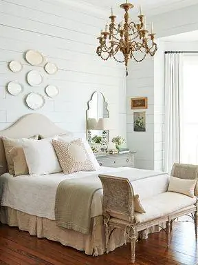 спальня с высоким потолком и люстрой