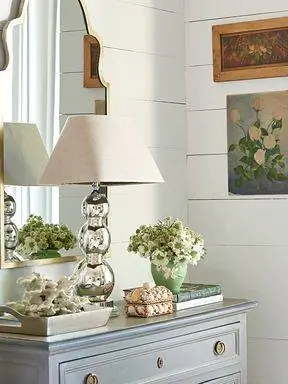 комод с лампой и декором, а также настенные росписи маслом