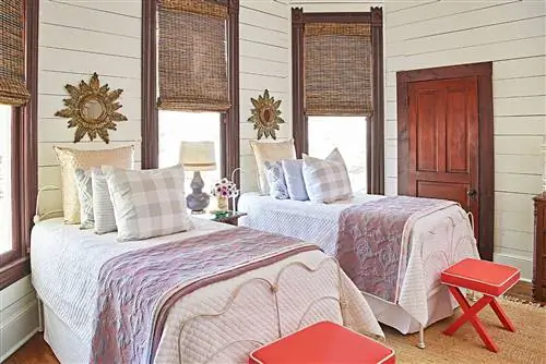 железные кровати в спальне со скамейками