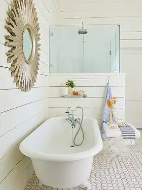 белая ванна на лапках в ванной комнате