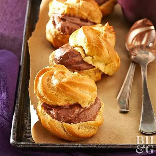 Ассорти из четырех кремовых пирожных Gianduja с шоколадной начинкой