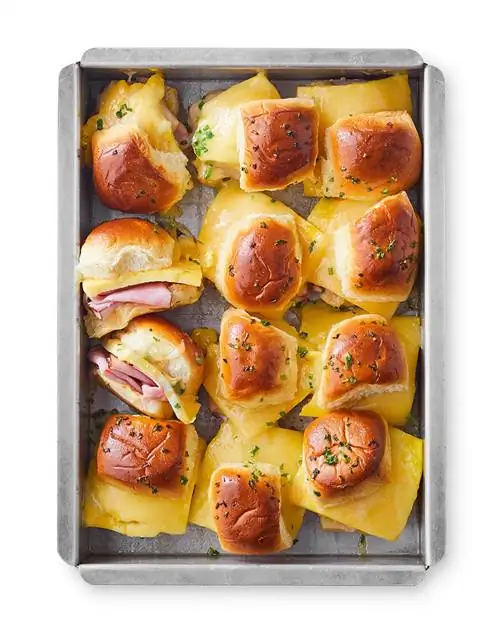 Cheesy Egg Breakfast Sliders с ветчиной в металлической сковороде