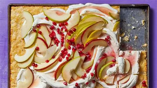 Песочное пирожное с маскарпоне и грушами на противне Песочное пирожное с маскарпоне и грушами на противне