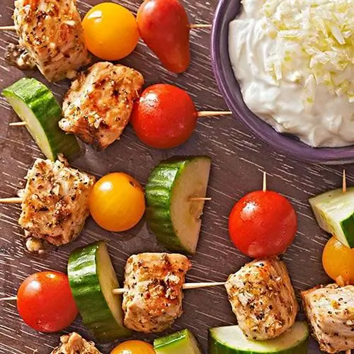 Мини-сувлаки на шпажках с соусом из фенхеля и йогурта
