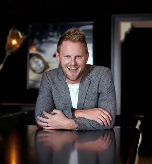 5 советов по подвешиванию картин от дизайнера «Queer Eye» Бобби Берка