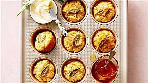 Обжаренные маффины из кукурузной муки с маслом и шалфеем