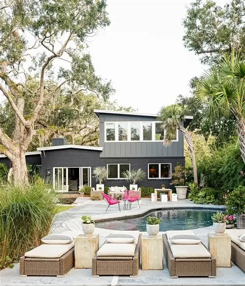 бассейн и патио на заднем дворе снаружи