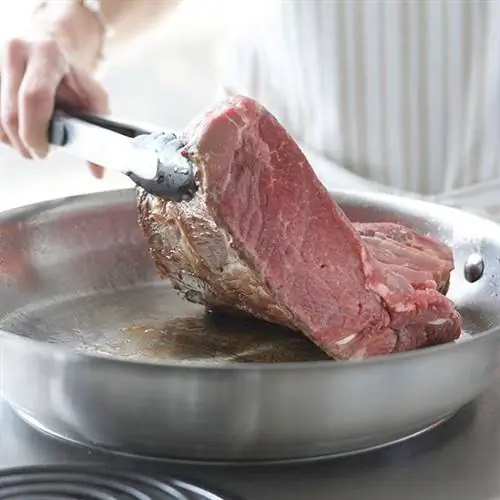 Переворачивание жаркого щипцами