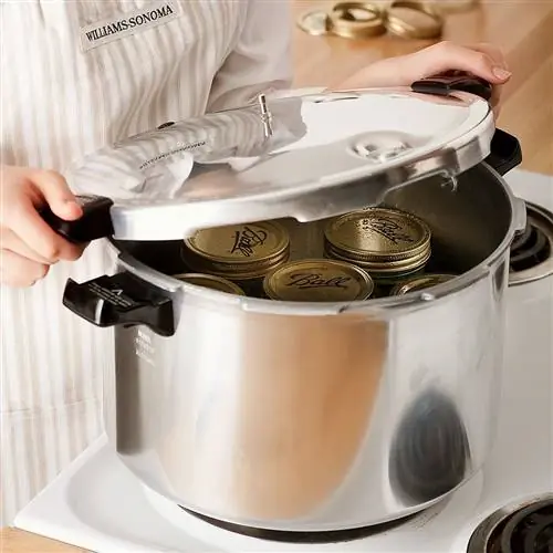 скороварка на плите со стеклянными банками внутри