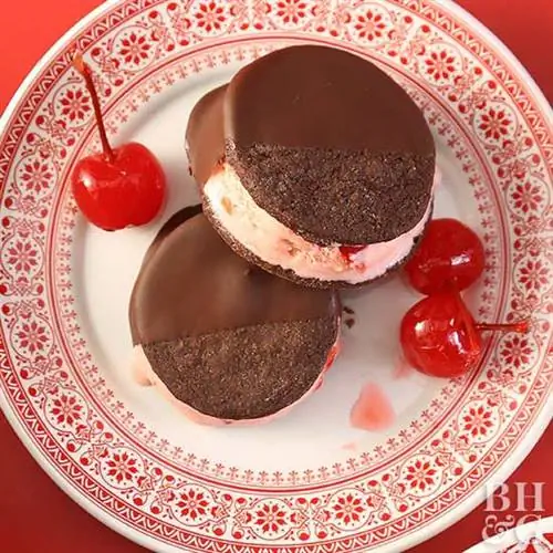 Сэндвичи с вишневым мороженым в шоколаде