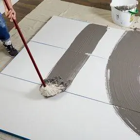 сначала нанесите более светлую краску шваброй