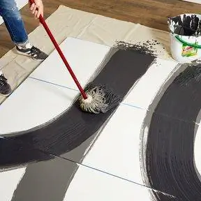 придайте темный оттенок поверхности с помощью швабры