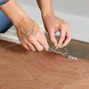 пропустите проволоку через каждый крючок для подвешивания