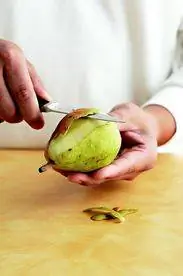 Чистка груши ножом руками