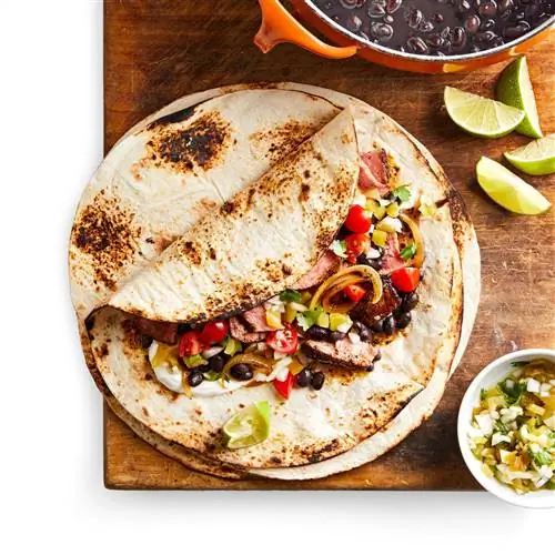 Буррито со стейком и черной фасолью