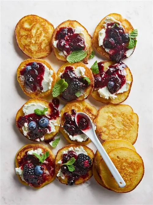 Пироги из кукурузной муки с ягодно-инжирным чатни