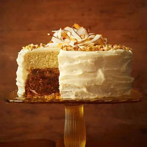 Морковно-кокосовый торт с изюмно-ромовой начинкой