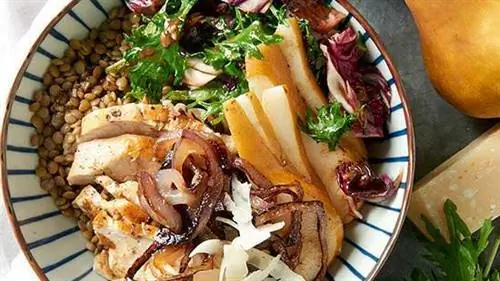 Увядшая зелень & Миска из чечевицы с обугленным красным луком