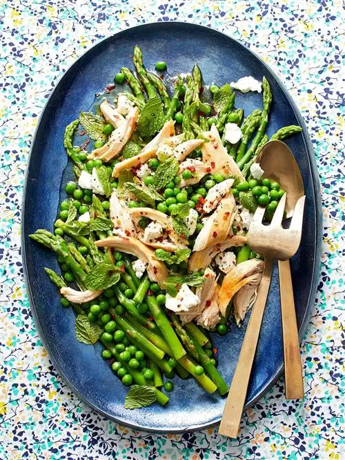Салат из спаржи, курицы и зеленого горошка с мятой Салат из спаржи, курицы и зеленого горошка с мятой