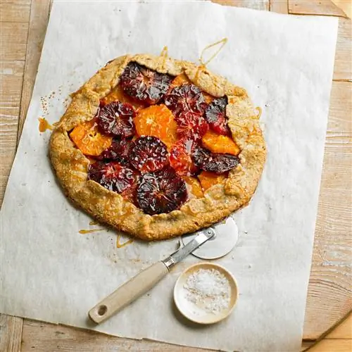 Деревенский пирог с красным апельсином и соленой корочкой из пекана