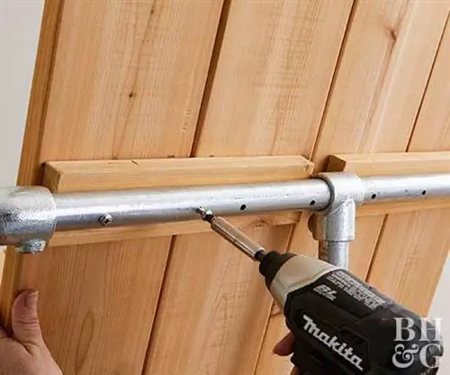 мебель из труб, добавление винтов к задней части