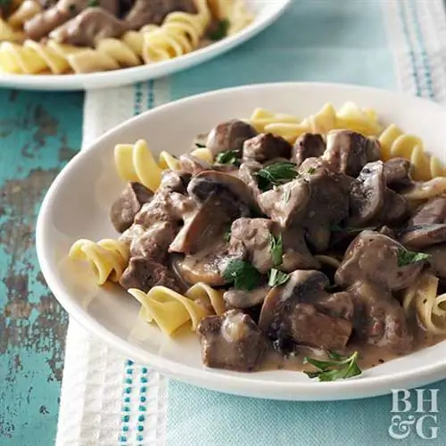 Бефстроганов с макаронами на белом блюде