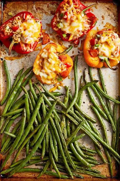 Куриный перец, фаршированный андуй, с жареной зеленой фасолью