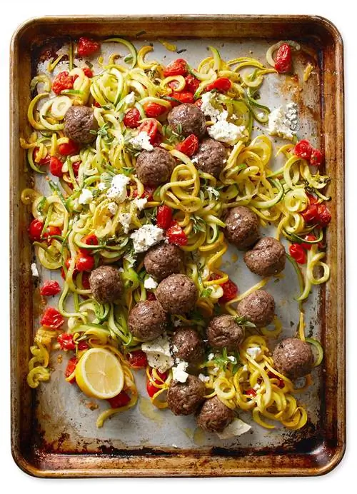 Греческие фрикадельки с летней тыквой «Лапша» и помидорами