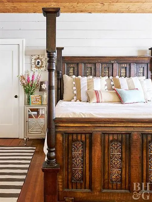 спальня с богато украшенным деревянным каркасом кровати